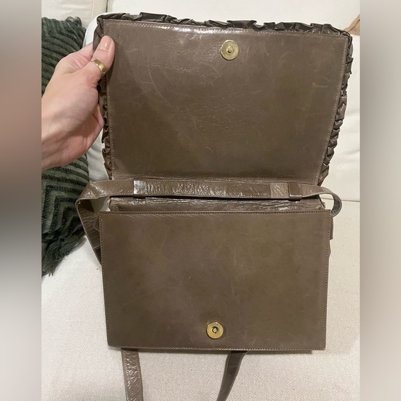 MARIO VALENTINO Made in Italy Vintage Taupe Leather Ruffle Purse - Picture 6 of 11